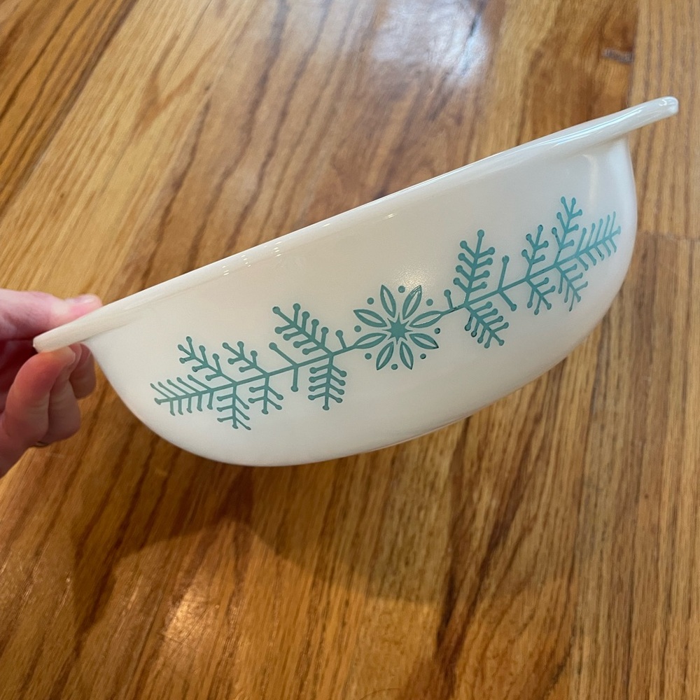 Vintage Pyrex 1.5 qt Frost Garland Bowl